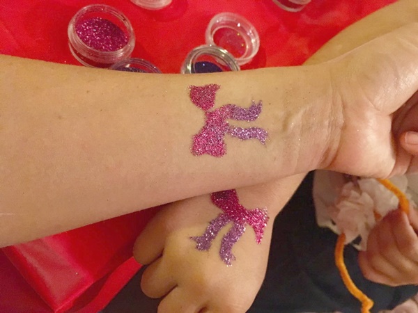 Glitzertattoo Schleife