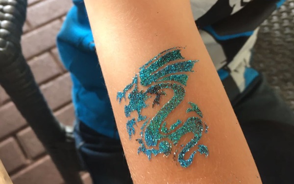 Glitzertattoo Drache