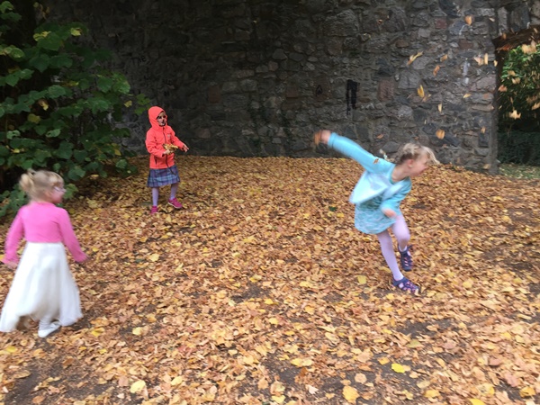 Blätterschlacht im Herbst Kinderbetreuung auf Hochzeiten