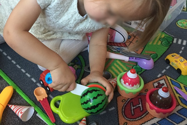 Obst schneiden für die Puppenbabys Kinderbetreuung auf Hochzeiten