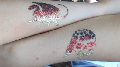 Kinderschminken und Glitzer Tattoos