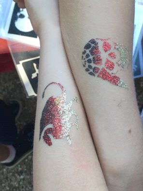 Kinderschminken und Glitzer Tattoos